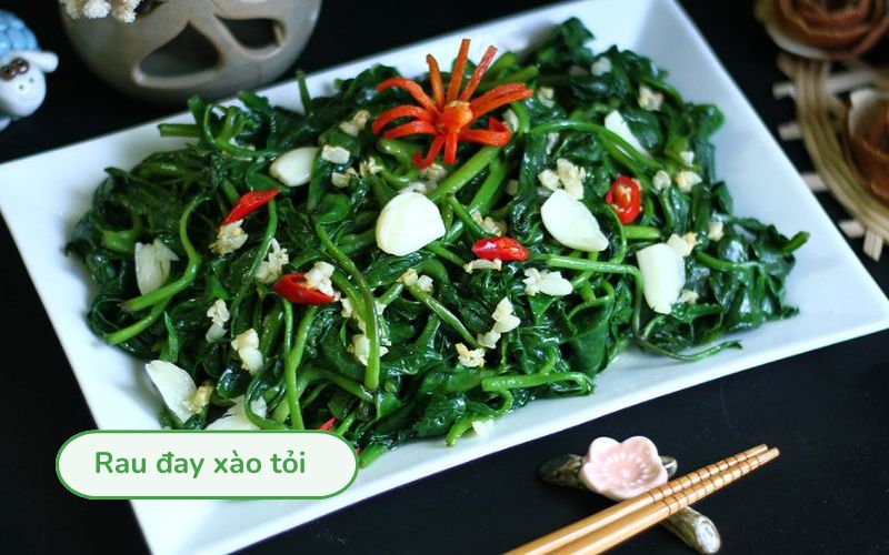 Rau đay xào tỏi xanh mướt, thơm nức mùi tỏi phi.