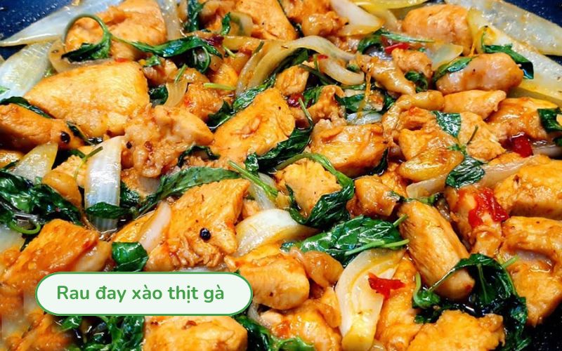 Rau đay xào thịt gà xanh mướt, thịt gà săn mềm, hấp dẫn.
