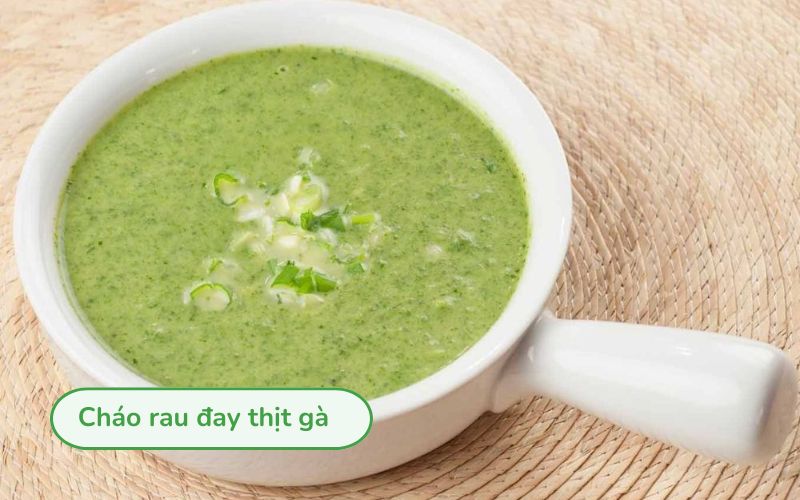Cháo rau đay thịt gà mềm mịn, xanh tươi, thơm ngọt.