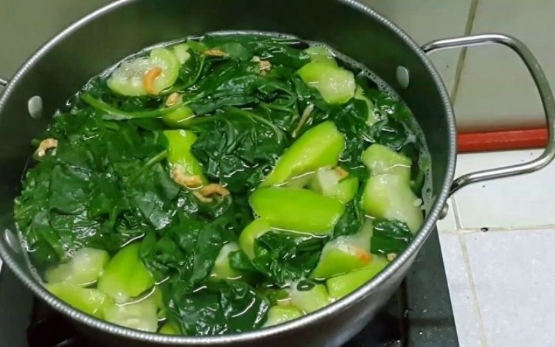 Món canh mồng tơi nấu mướp thơm ngon, ngọt nhẹ