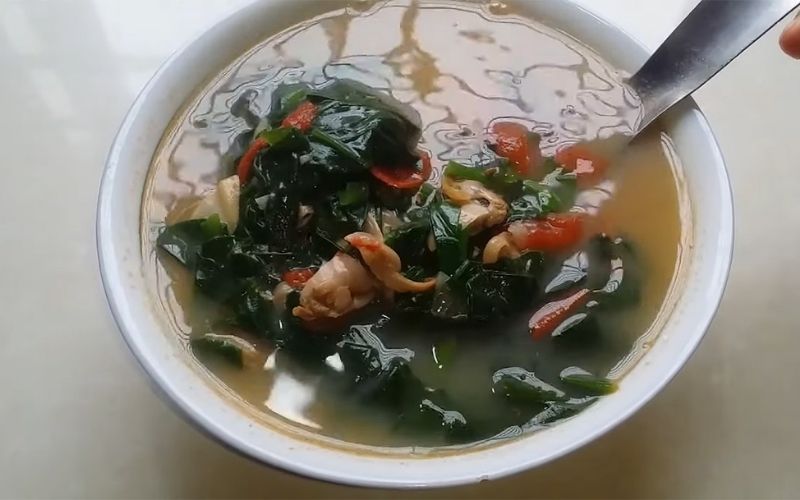 Món canh mồng tơi nấu với cà chua thanh mát, ngọt tự nhiên