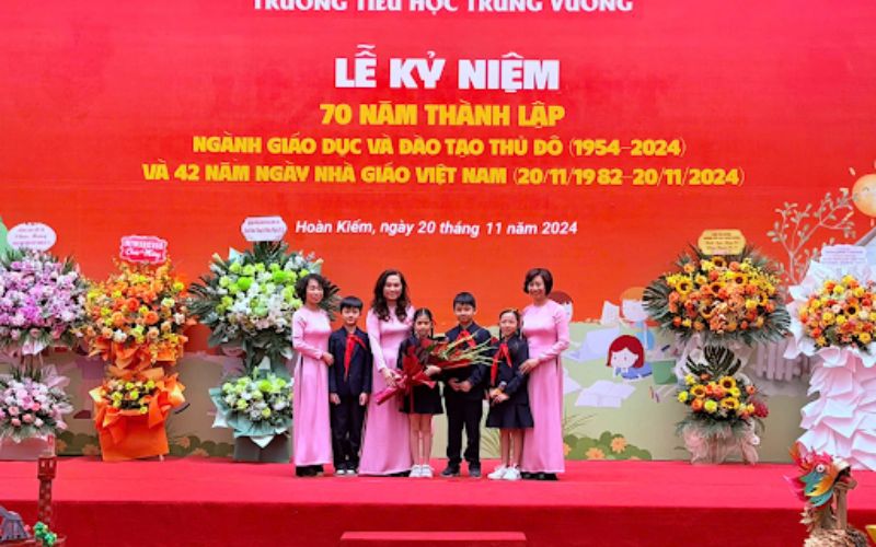 The celebration of Vietnamese Teachers' Day November 20 at school with a solemn and warm atmosphere