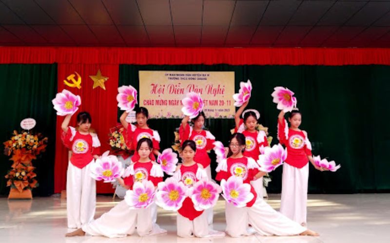 Students perform art to celebrate Vietnamese Teachers' Day November 20