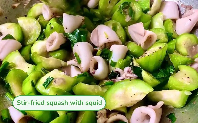 Delicious stir-fried squash with fresh squid, green squash mixed with chewy white squid