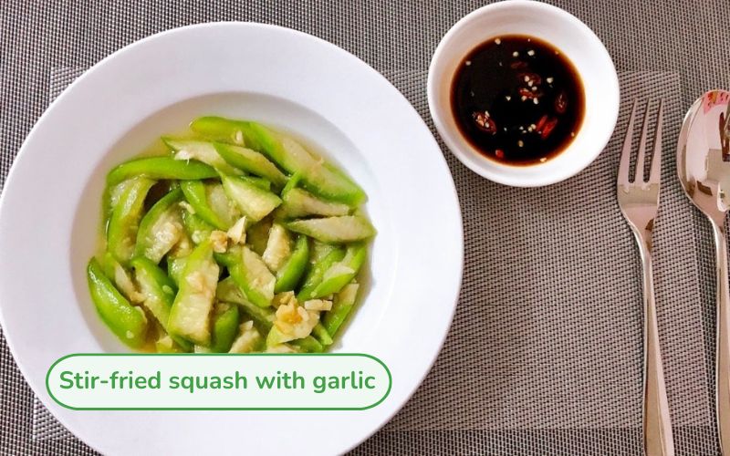 Stir-fried squash with garlic has a fresh green color, the squash is soft and shiny, mixed with fragrant yellow garlic