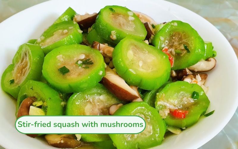 Stir-fried squash with green mushrooms and soft yellow mushrooms