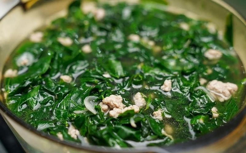 Delicious, eye-catching malabar spinach and minced meat soup