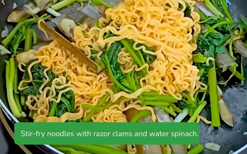 Stir-fried noodles with marinated razor clams