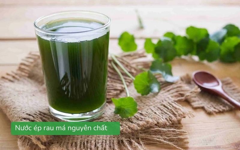 Ly nước ép rau má nguyên chất tươi mát.