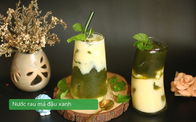 Ly nước rau má đậu xanh màu xanh mát, trang trí lá rau má.