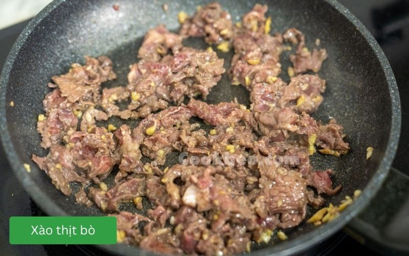 Thịt bò được xào nhanh tay.