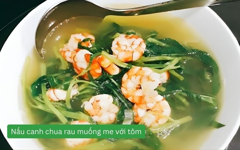 Canh chua rau muống me với tôm đang được nấu.