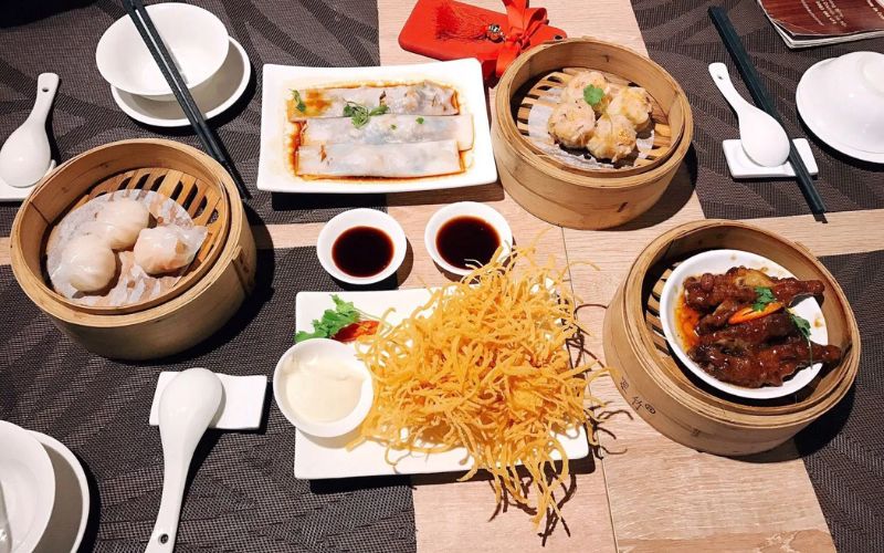 Bàn dim sum chuẩn vị với há cảo, xíu mại, bánh cuốn và các món hấp nóng hổi