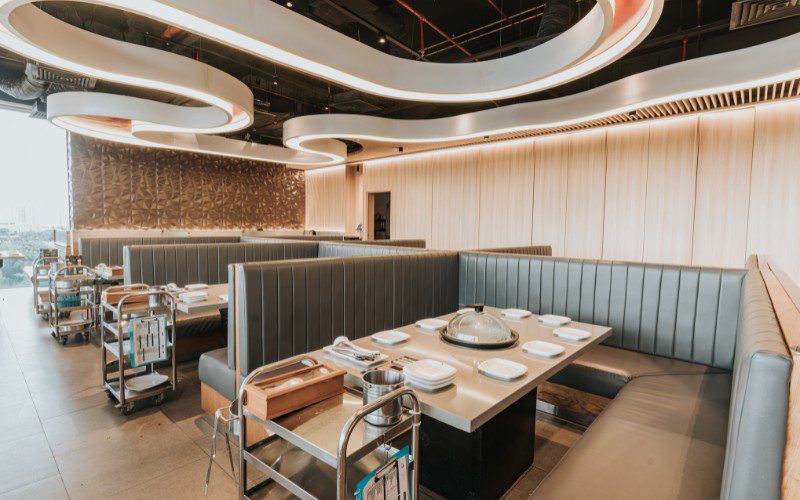 Không gian hiện đại với bàn hấp trung tâm, sạch sẽ và thoáng đãng