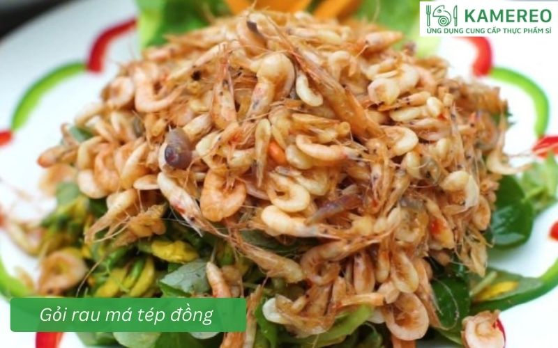 Gỏi rau má kết hợp tép đồng rang vàng thơm bùi.