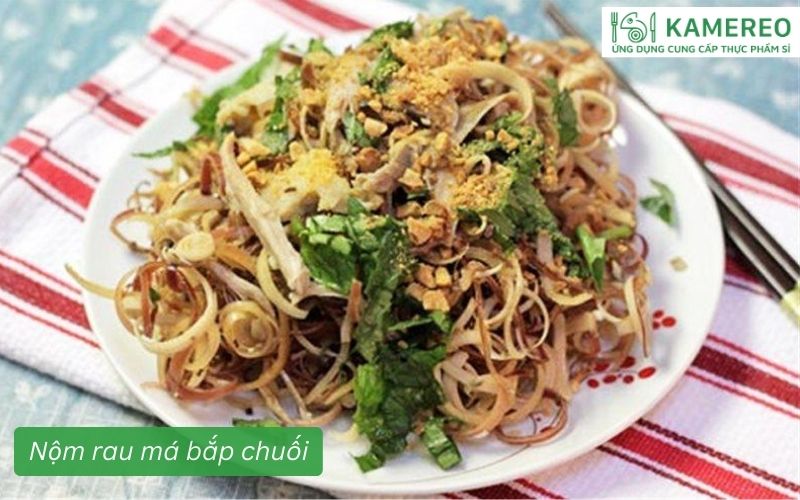 Nộm rau má trộn bắp chuối thái sợi tạo vị giòn bùi.
