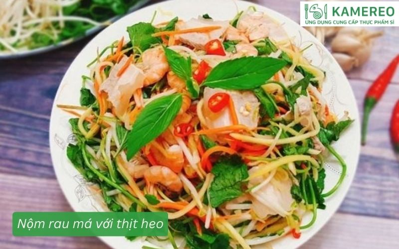 Nộm rau má trộn thịt heo luộc mềm và gia vị đậm vị.