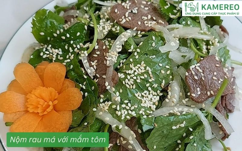 Nộm rau má quyện mắm tôm tạo hương vị đặc trưng.