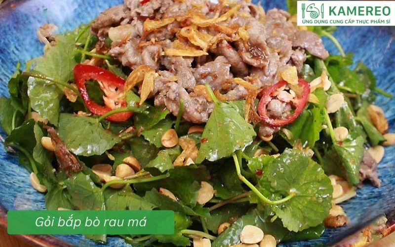 Gỏi rau má trộn bắp bò thái mỏng hơi cay nhẹ.