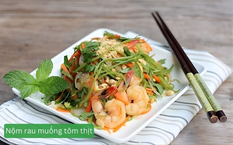 Nộm rau muống tôm thịt giòn ngon, hấp dẫn.