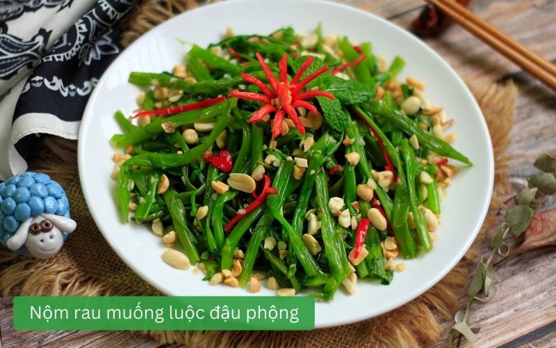 Nộm rau muống luộc trộn đậu phộng bùi béo.