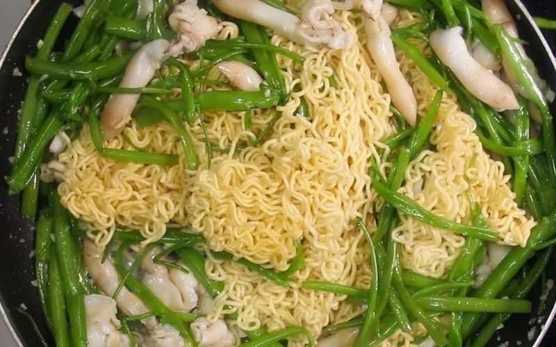 Mì xào ốc móng tay thơm hấp dẫn