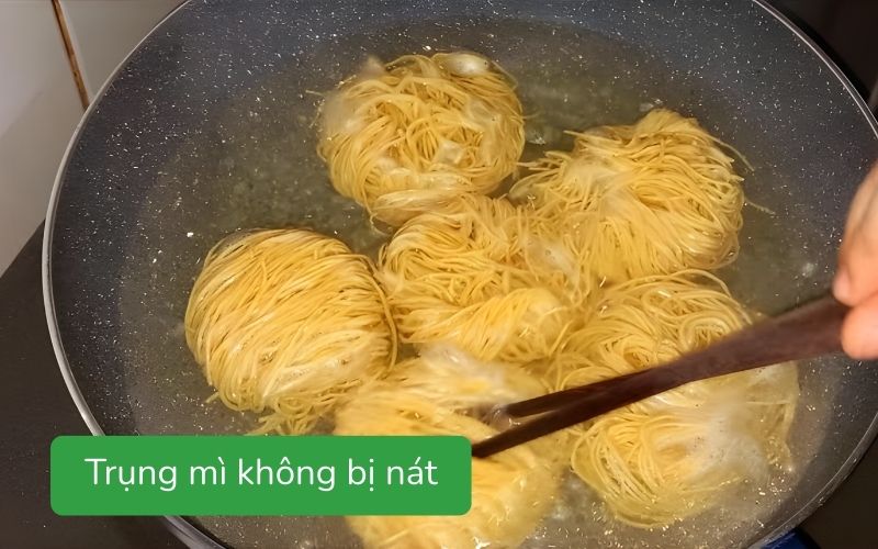 Trụng mì nhanh và xả qua nước lạnh