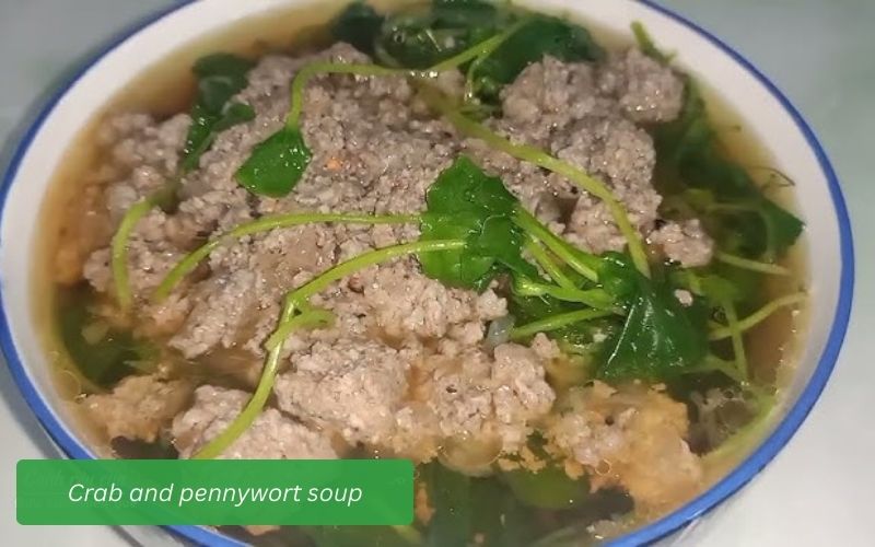 Crab soup with golden yellow pennywort, green pennywort, and attractive light, fatty broth
