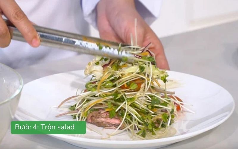 Salad rau mầm thịt bò trộn xốt giòn tươi, màu sắc hấp dẫn