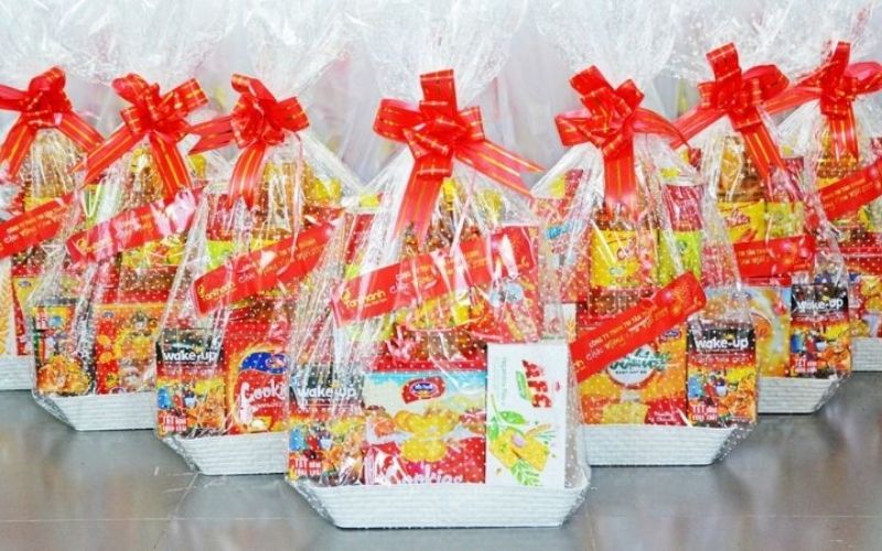 Giỏ quà Tết được gói với giấy kiếng và nơ đỏ bắt mắt