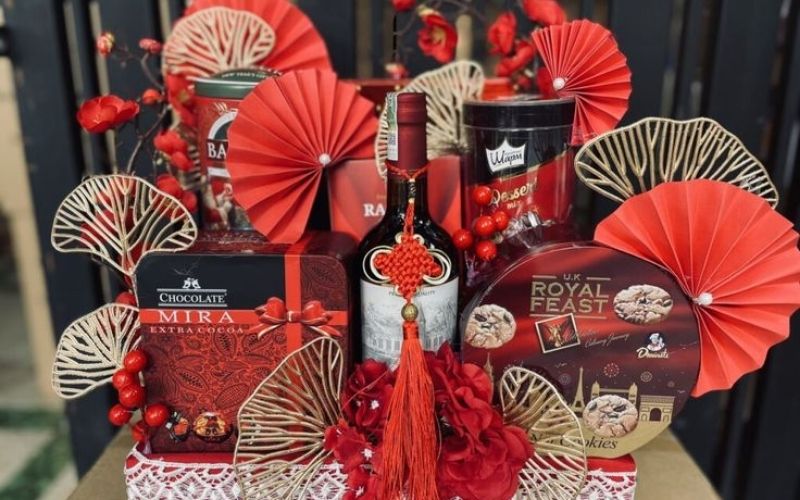 Trang trí giỏ quà Tết với nơ và phụ kiện truyền thống