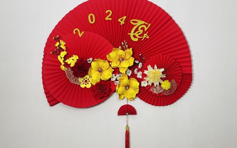 Quạt giấy hồng trang trí hình lân