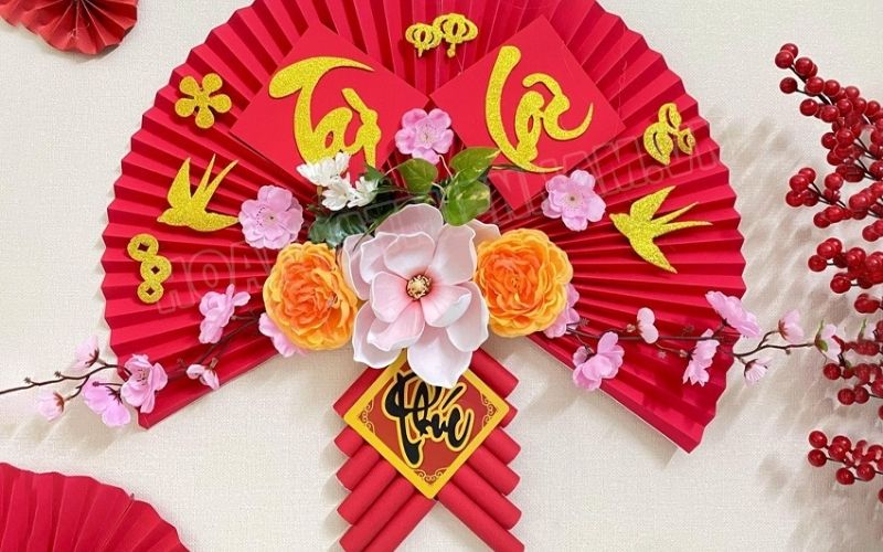 Quạt giấy với hoa cúc nhỏ nhiều màu