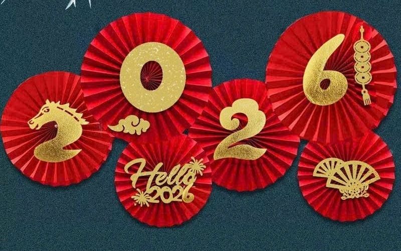 Quạt giấy đỏ trang trí chữ vàng