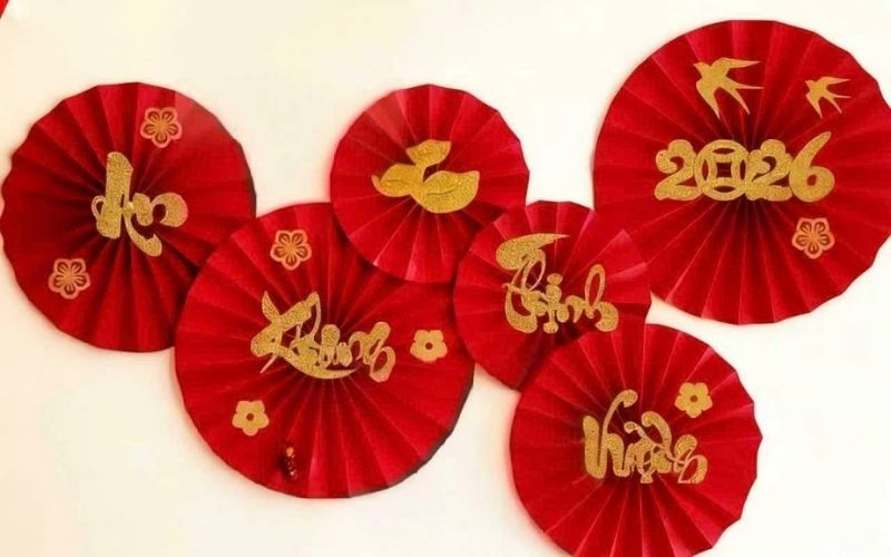 Quạt giấy đỏ kết hợp hoa và chữ viết
