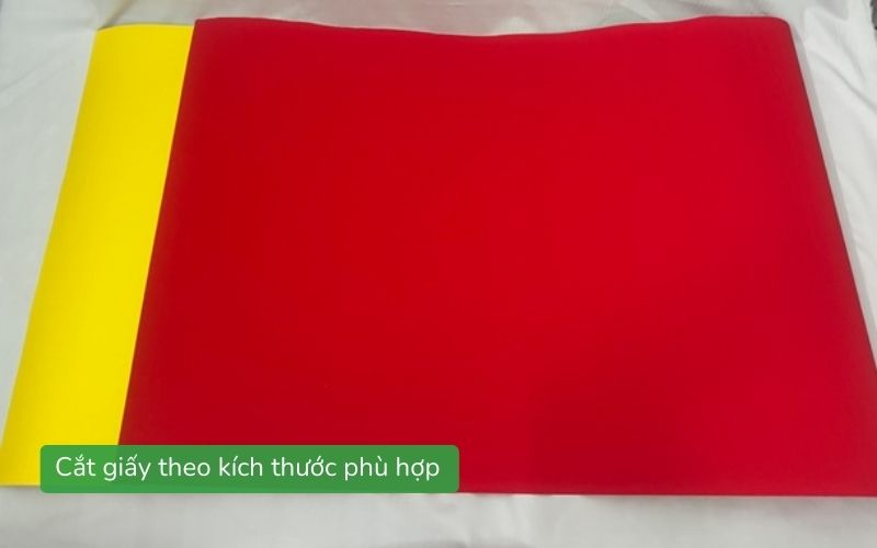 Tờ giấy màu hình chữ nhật được cắt sẵn để chuẩn bị gấp quạt giấy trang trí Tết.