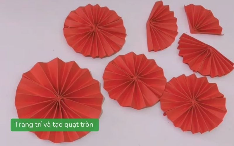 Quạt giấy được trang trí nơ đỏ và ghép thành quạt tròn đẹp mắt.