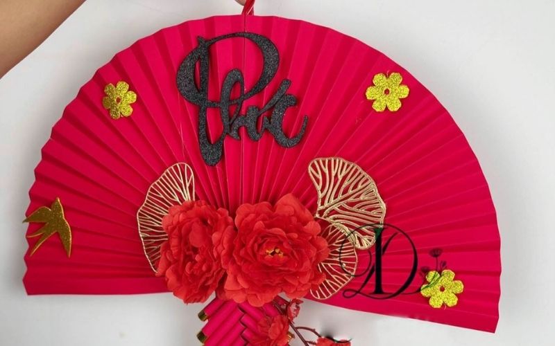 Vẽ trang trí bằng hoa giấy, pháo giấy và chữ viết nổi bật