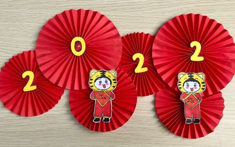 Quạt giấy đỏ trang trí hoa mai vàng