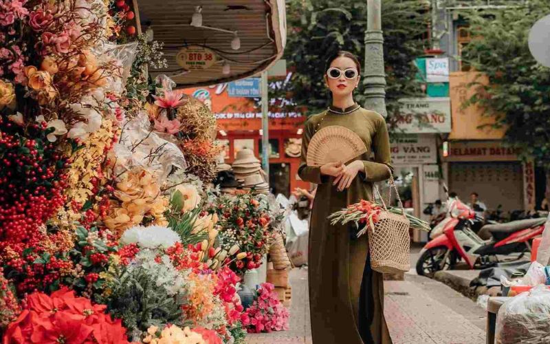 Tạo dáng chụp ảnh áo dài Tết đi du Xuân duyên dáng