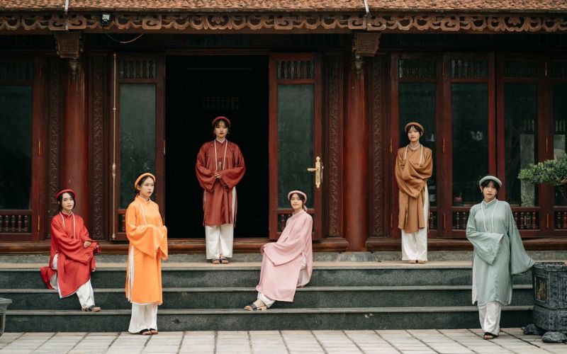 Chụp ảnh áo dài Tết tại bảo tàng trong không gian trưng bày truyền thống, tạo dáng tự nhiên, tôn nét dịu dàng.