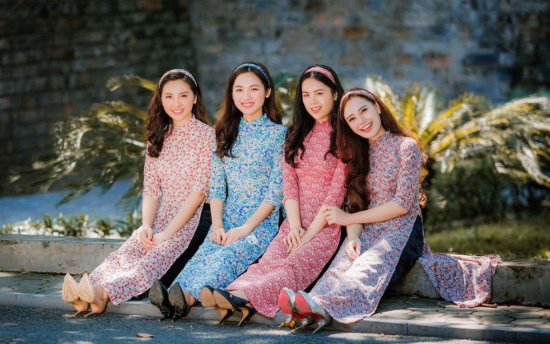Nhóm bạn diện áo dài Tết tạo dáng nhẹ nhàng, thể hiện sự duyên dáng và gắn kết