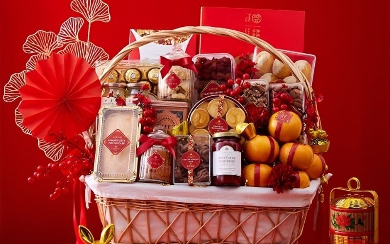 Arrange candies and sweets in Tet gift baskets harmoniously and attractively.