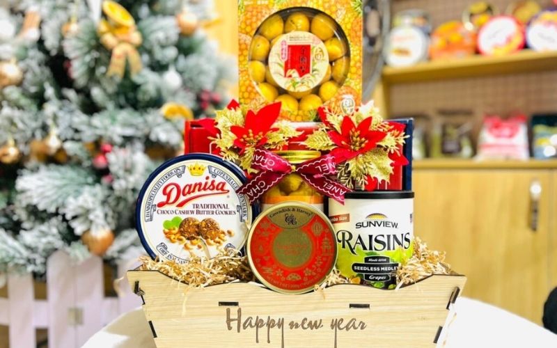 Beautiful Tet gift basket containing fruits and sweets