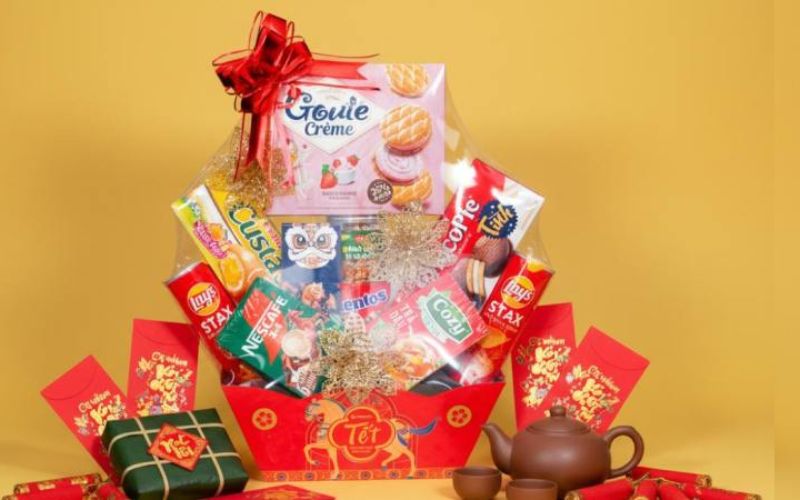 Simple yet elegant Tet gift baskets with decorative accessories