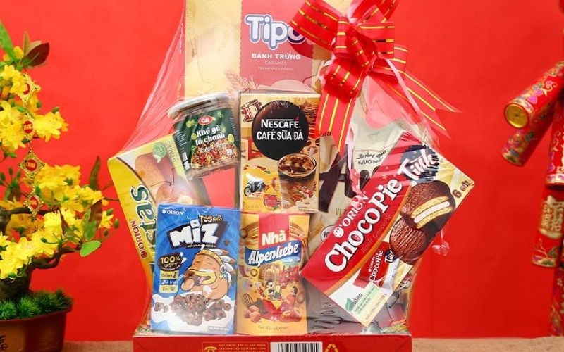 Impressive Tet gift basket design wrapped in transparent shrink wrap.