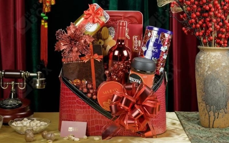 Accessories for decorating Tet gift baskets such as silk bows and greeting tags.