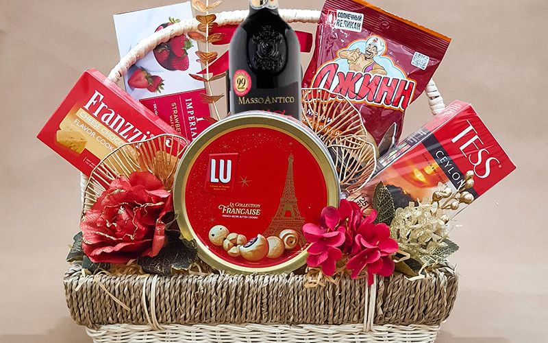 Popular products in Tet gift baskets include confectionery, tea, and nuts.