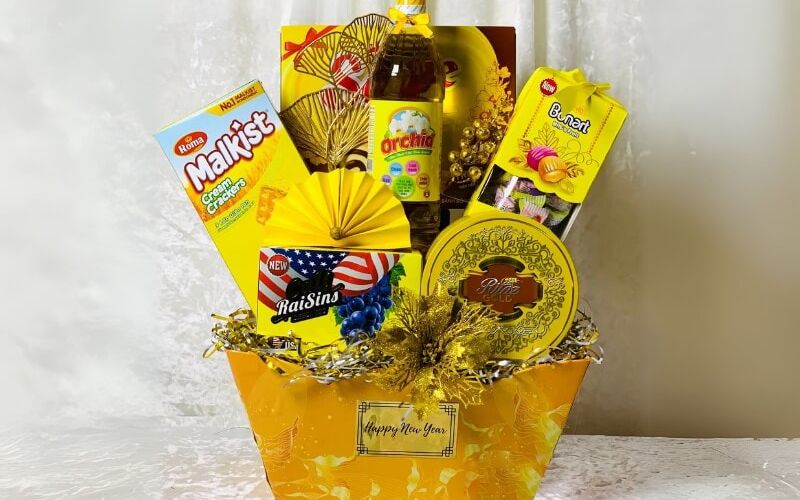 The layout of the Tet gift basket should be balanced with larger items placed behind smaller ones and smaller items placed in front.