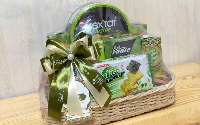 Steps to beautifully wrap Tet gift baskets using cellophane paper